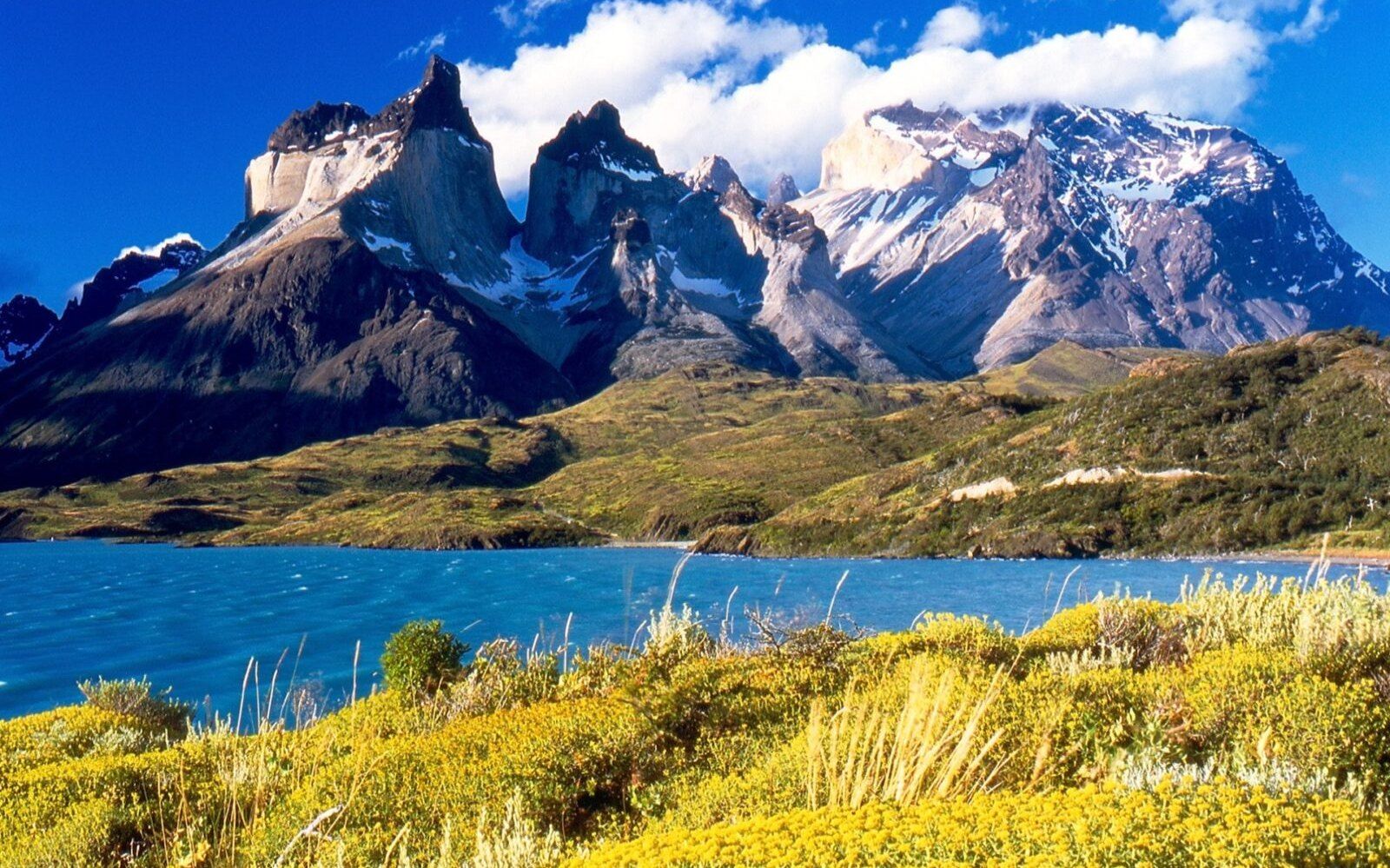 Cuernos del Paine sobre el lago Pehoé, Parque Nacional Torres del Paine