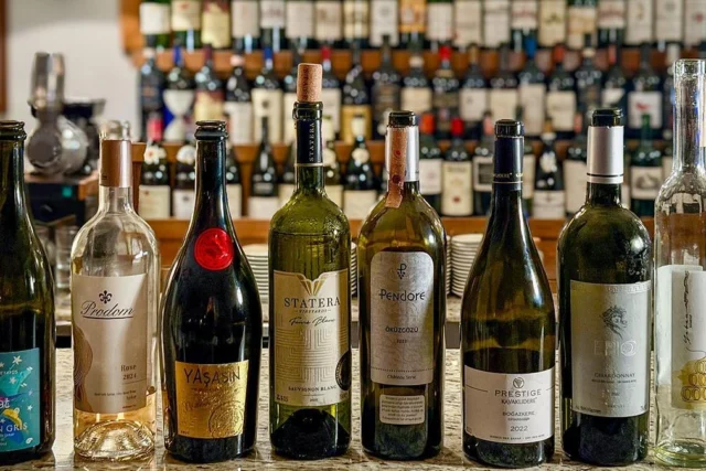 Treinta vinos, una sonrisa: así despierta el vino turco en Estambul