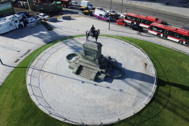 Monumento a Baquedano queda sin muro y vuelve a lucir completo en la Alameda