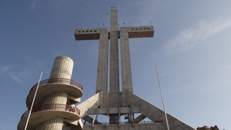 Cruz del Tercer Milenio