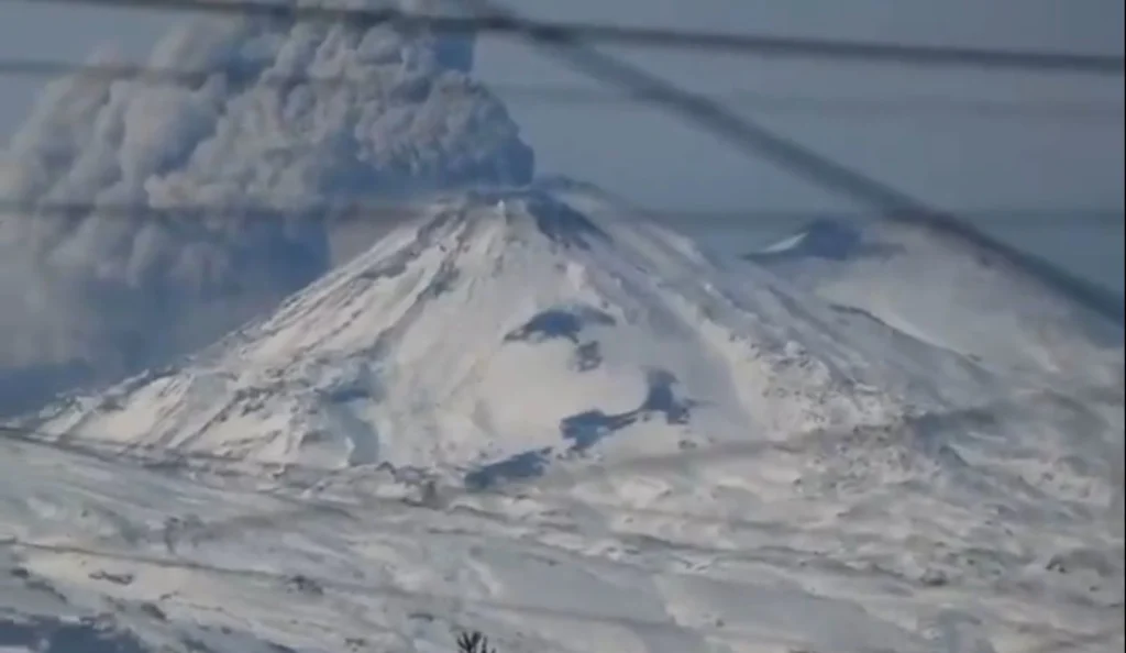 Volcán Nevados de Chillán explota y amplían perímetro de seguridad