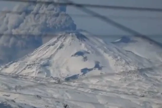 Volcán Nevados de Chillán explota y amplían perímetro de seguridad