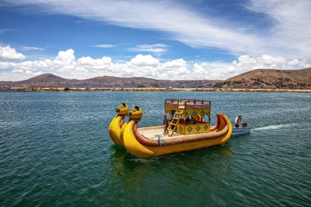 A más de 3.800 metros, el Lago Titicaca se vive antes que se visita