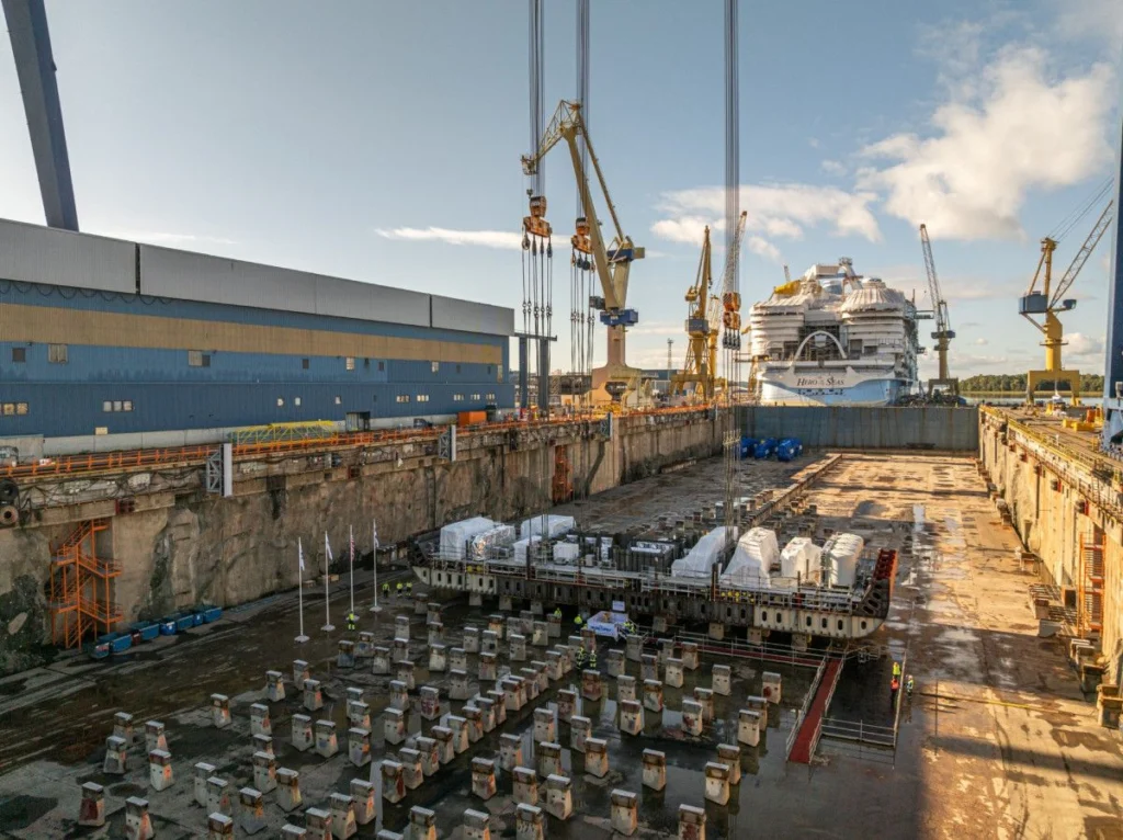 Royal Caribbean pone a flote el megacrucero Hero of the Seas y arranca el quinto de la serie Icon