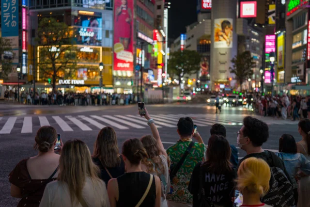 Shibuya: el cruce peatonal más famoso ahora es un laboratorio contra el turismo masivo