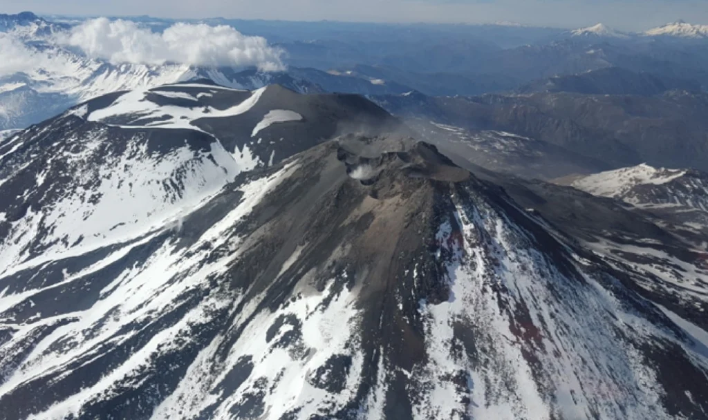Amplían a 2 km el área de seguridad en volcán Nevados de Chillán