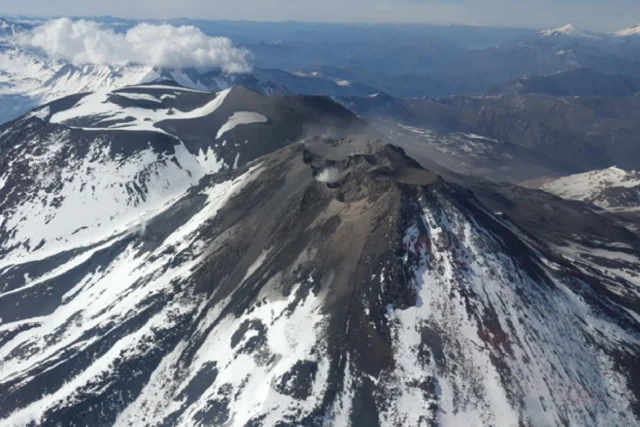 Amplían a 2 km el área de seguridad en volcán Nevados de Chillán