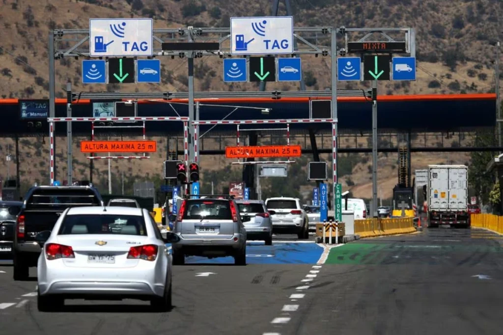Gobierno chileno negocia con concesionarias para bajar peajes y TAG este año