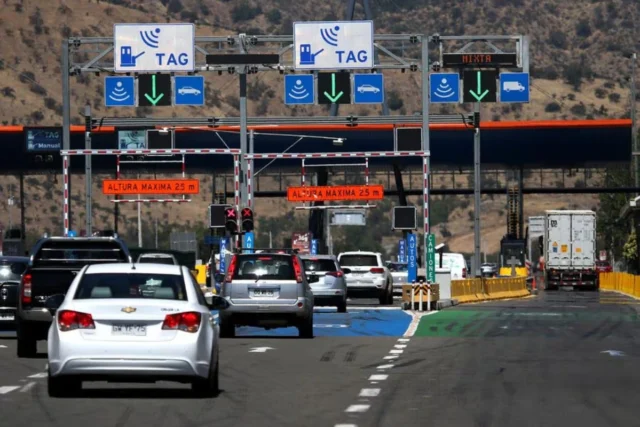 Gobierno chileno negocia con concesionarias para bajar peajes y TAG este año
