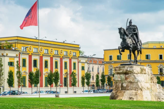Tirana, con 59 euros diarios, es la ciudad más barata de Europa para viajar en otoño
