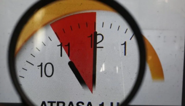 Senadores proponen fin de los cambios de hora: Chile tendría UTC-4 todo el año