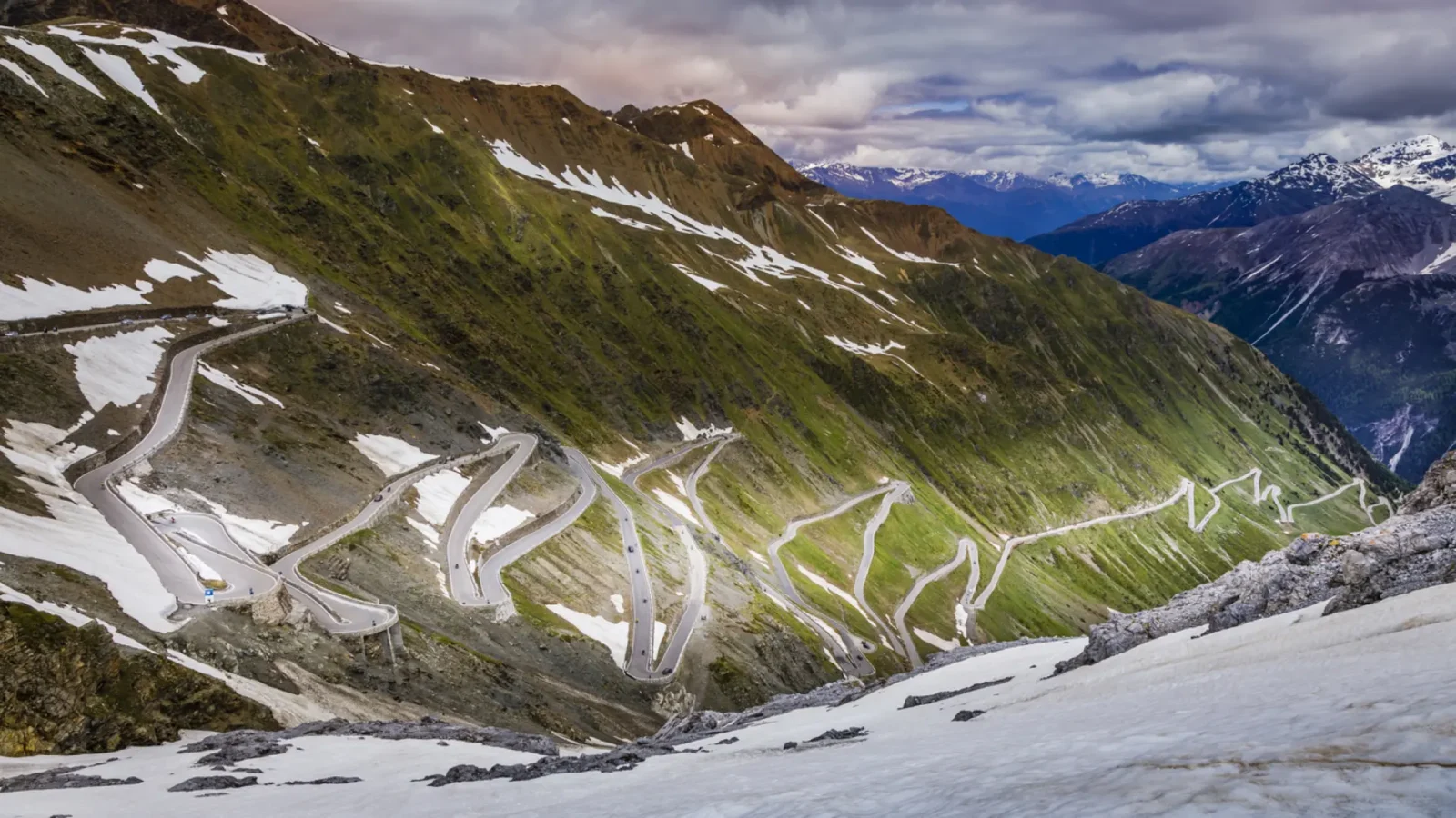El Paso Stelvio lidera el ranking de carreteras más escénicas de Europa