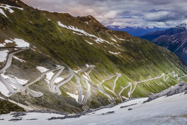 El Paso Stelvio lidera el ranking de carreteras más escénicas de Europa