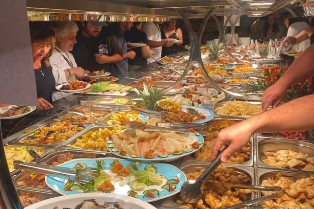 Tenedores libres en Santiago: tres opciones para comer con amigos hasta tarde