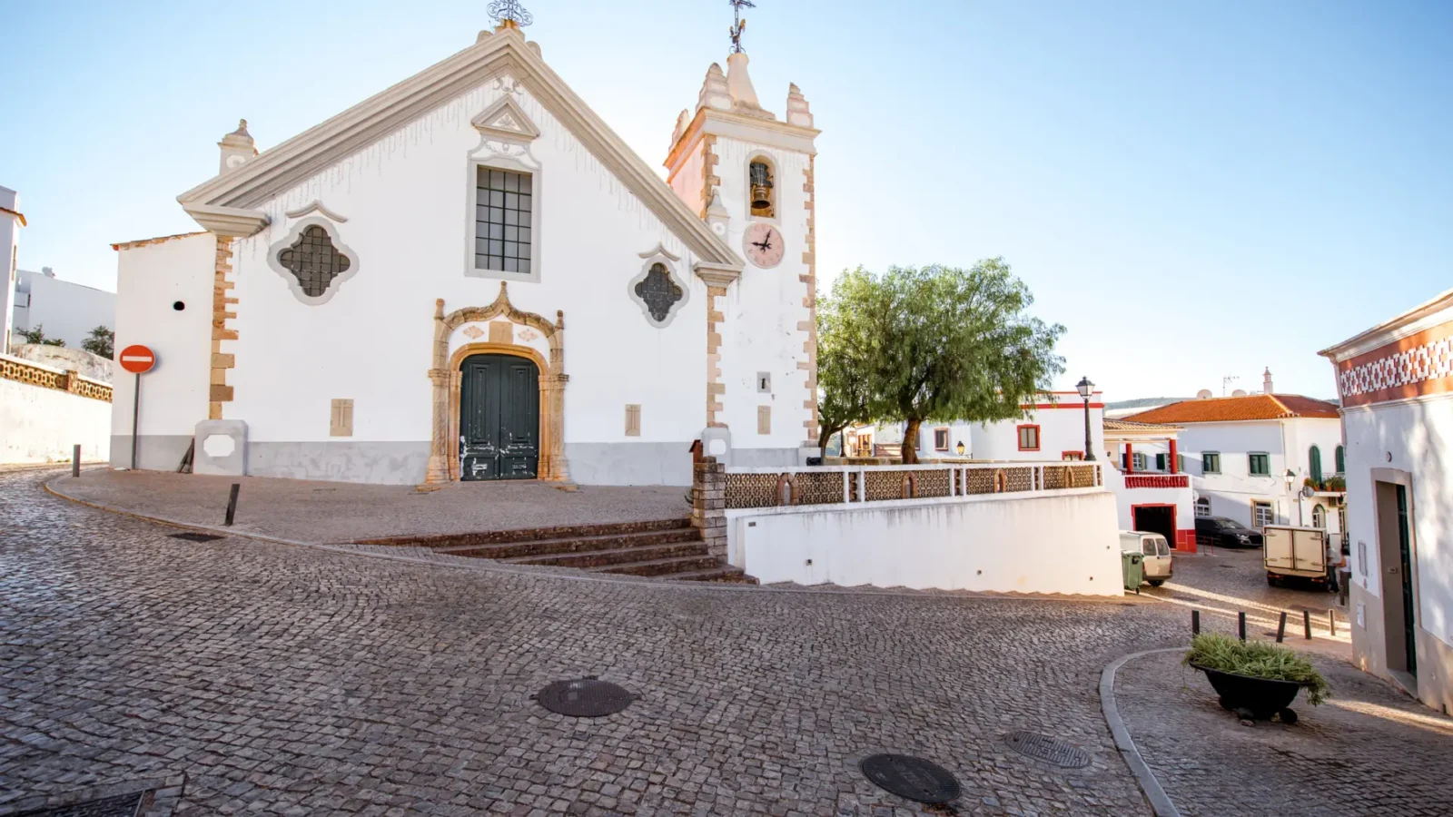 Alte, el pueblo blanco del Algarve portugués que se vive sin prisa