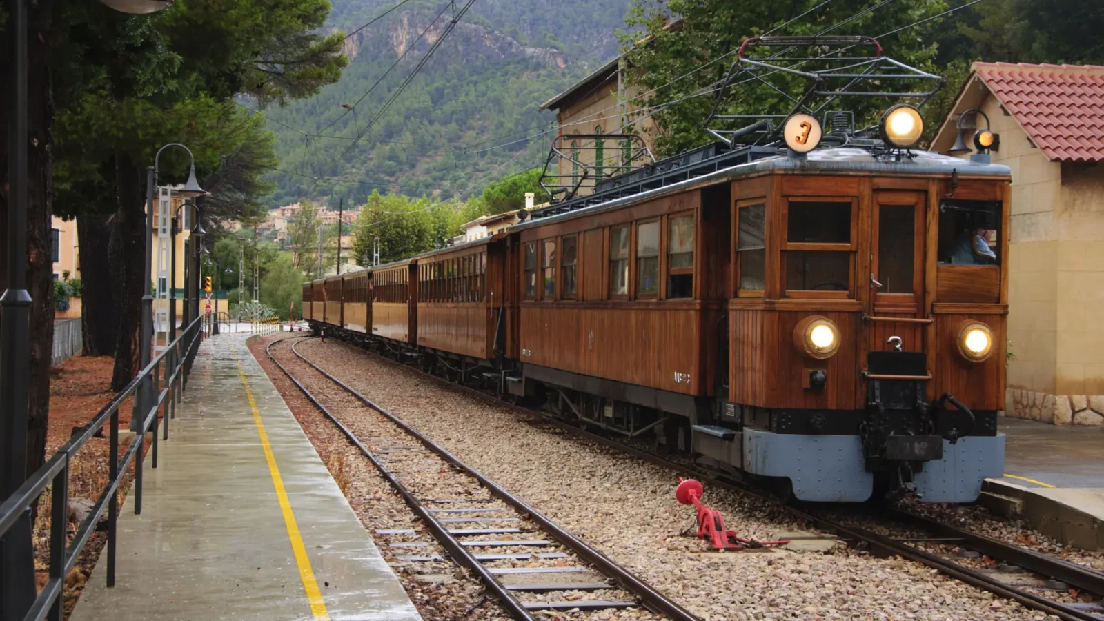 Otoño sobre rieles, el Tren de Sóller y otras rutas europeas para ver el foliage