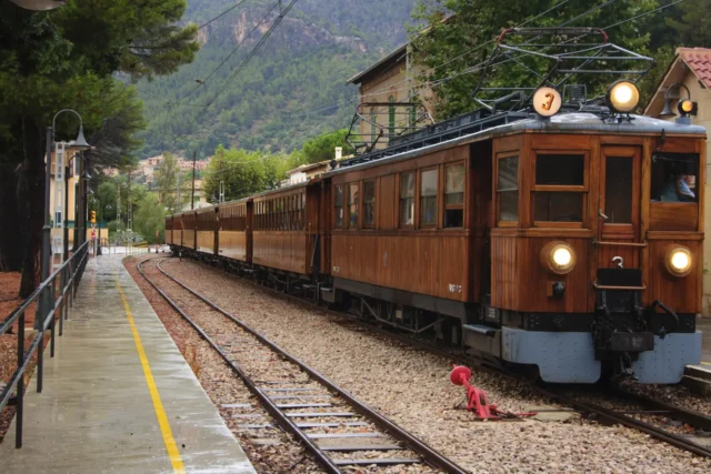Otoño sobre rieles, el Tren de Sóller y otras rutas europeas para ver el foliage