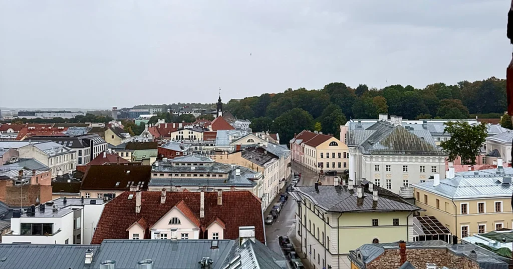 Tartu 2024, capital cultural europea, con torre más inclinada que Pisa