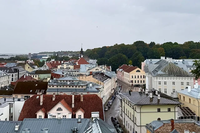 Tartu 2024, capital cultural europea, con torre más inclinada que Pisa