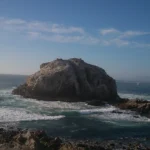 Islote o Peñón Peña Blanca y las formaciones rocosas de la Punta de Peña Blanca
