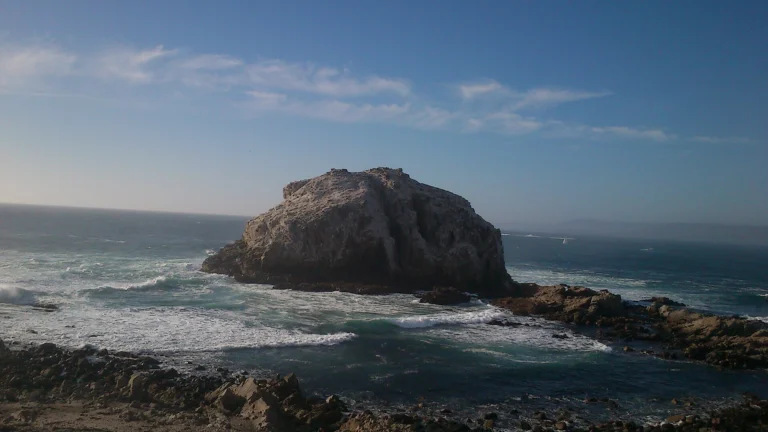 Islote o Peñón Peña Blanca y las formaciones rocosas de la Punta de Peña Blanca