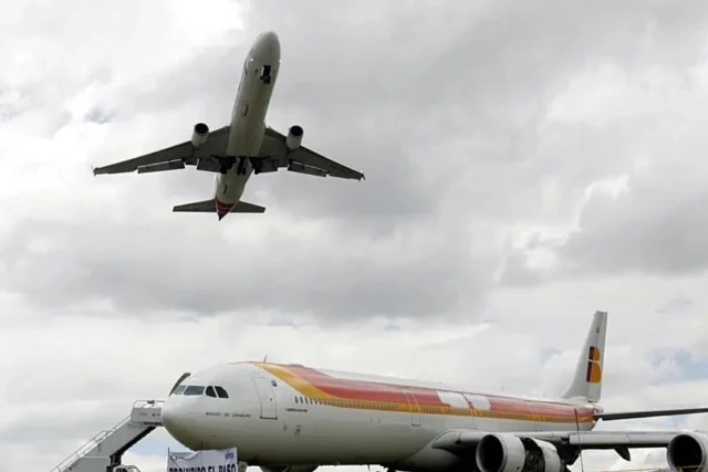 Explosión en aeropuerto de Riad: vuelos cancelados y alerta de viaje