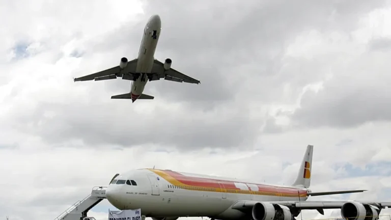Explosión en aeropuerto de Riad: vuelos cancelados y alerta de viaje