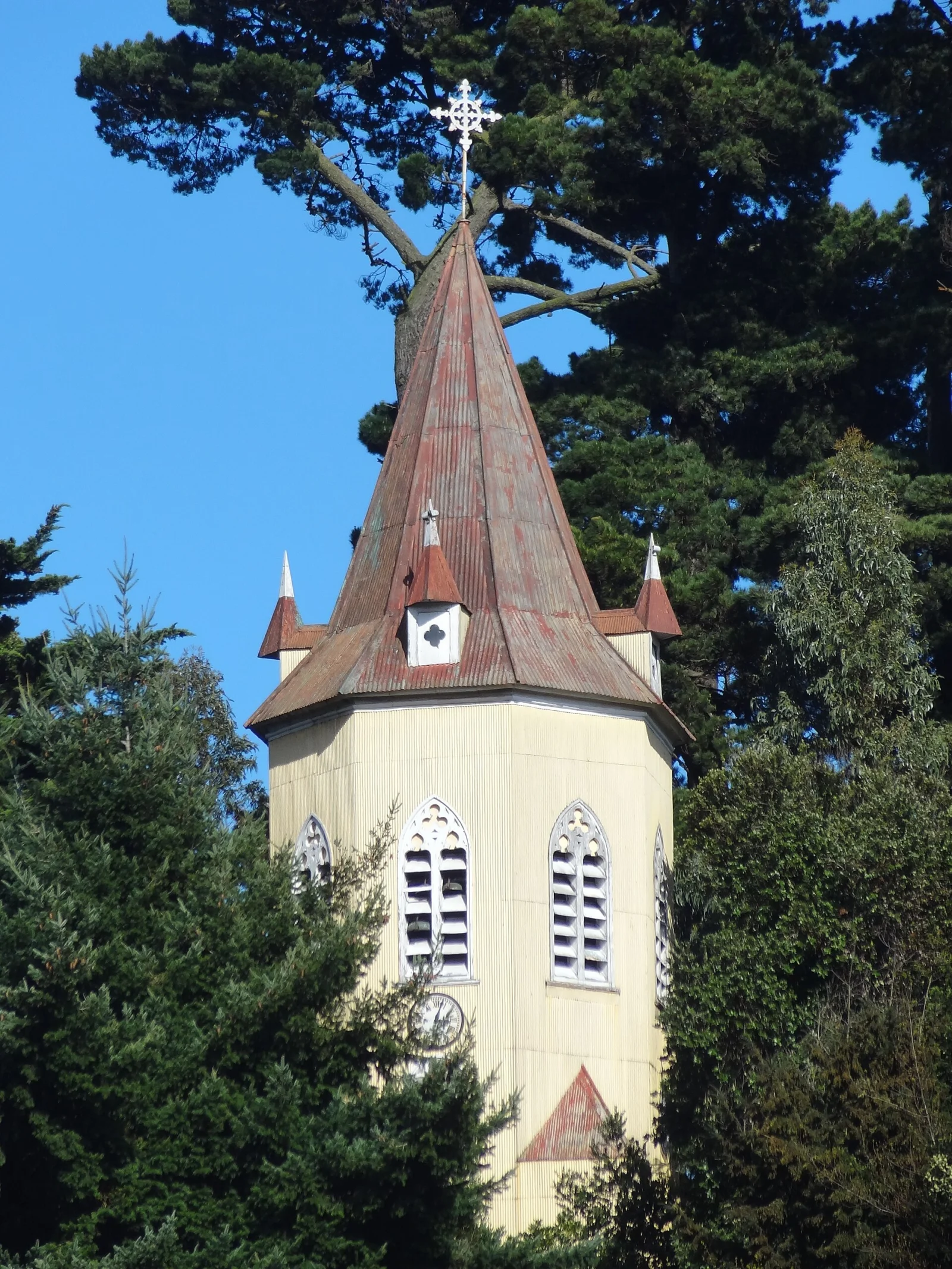 Torre campanario del colegio San Francisco Javier