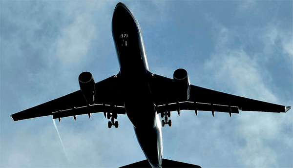 Hutíes lanzan misil a aeropuerto de Riad y advierten a aerolíneas