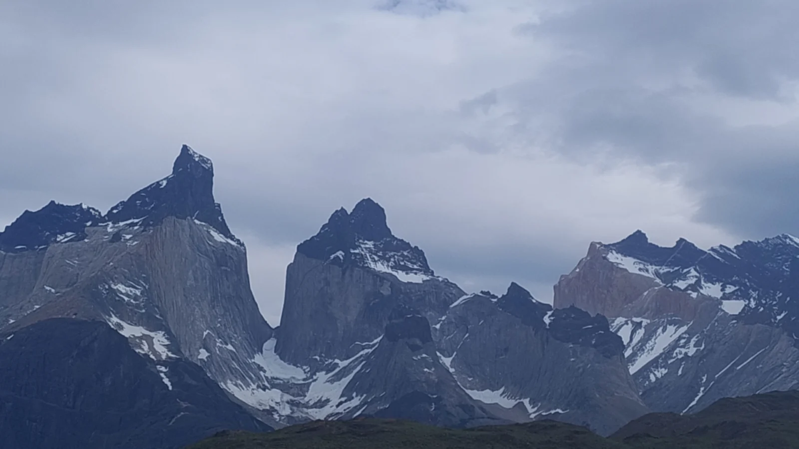 Expulsan a dos turistas españoles de Torres del Paine por fumar en Playa Grey