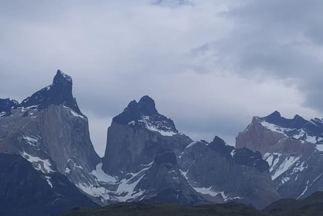 Expulsan a dos turistas españoles de Torres del Paine por fumar en Playa Grey