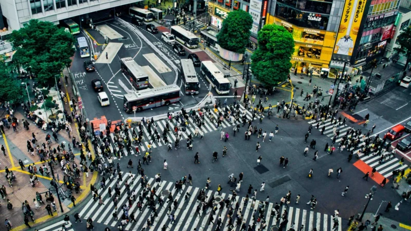 Shibuya: el cruce peatonal más famoso ahora es un laboratorio contra el turismo masivo