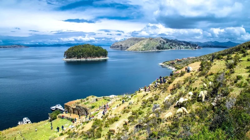 A más de 3.800 metros, el Lago Titicaca se vive antes que se visita