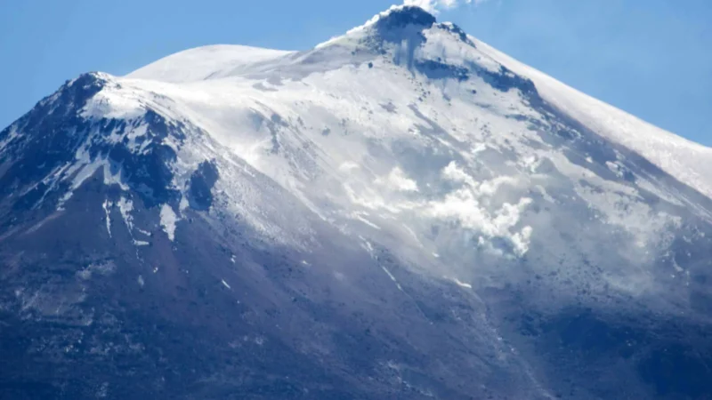 Amplían a 2 km el área de seguridad en volcán Nevados de Chillán