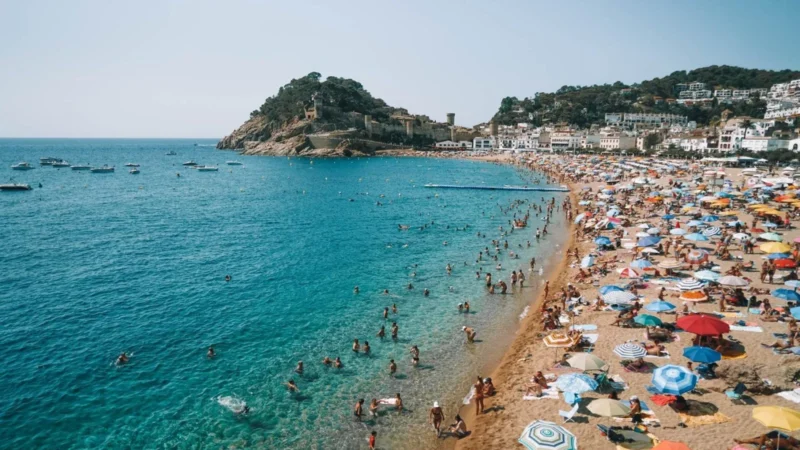 España marca récord turístico con 70,4 millones de visitantes en ocho meses