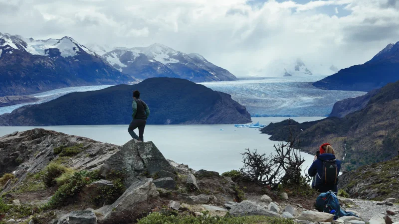 Expulsan a dos turistas españoles de Torres del Paine por fumar en Playa Grey