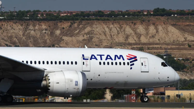 Emergencia médica hace dar media vuelta a vuelo Latam Madrid-Santiago
