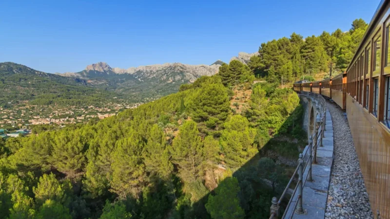 Otoño sobre rieles, el Tren de Sóller y otras rutas europeas para ver el foliage