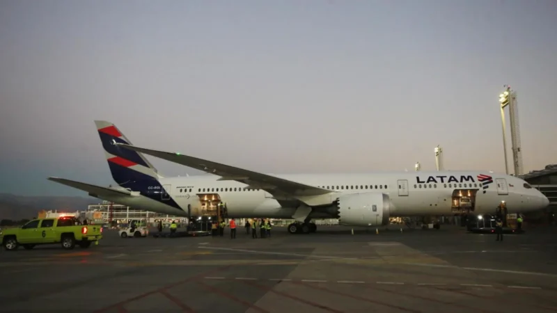 Boeing 787 de Latam regresa a Barajas tras emergencia médica en ruta a Santiago