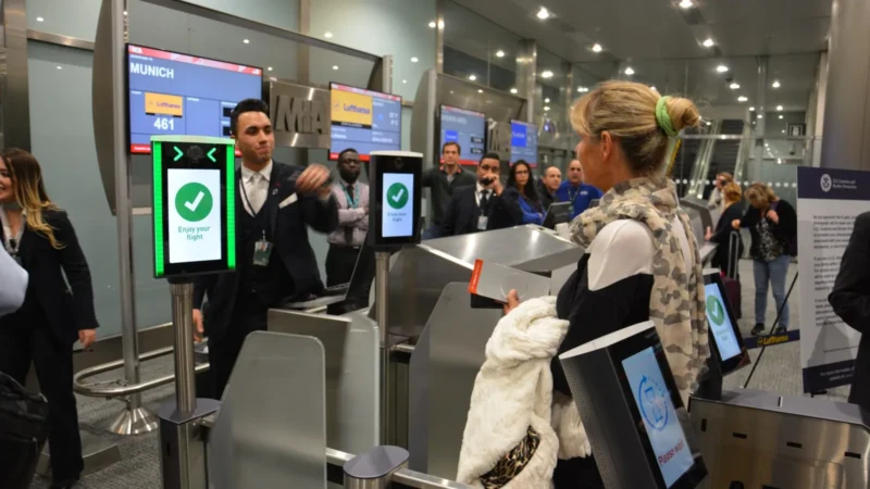 Reino Unido estrena eGates que leen la cara y no el pasaporte