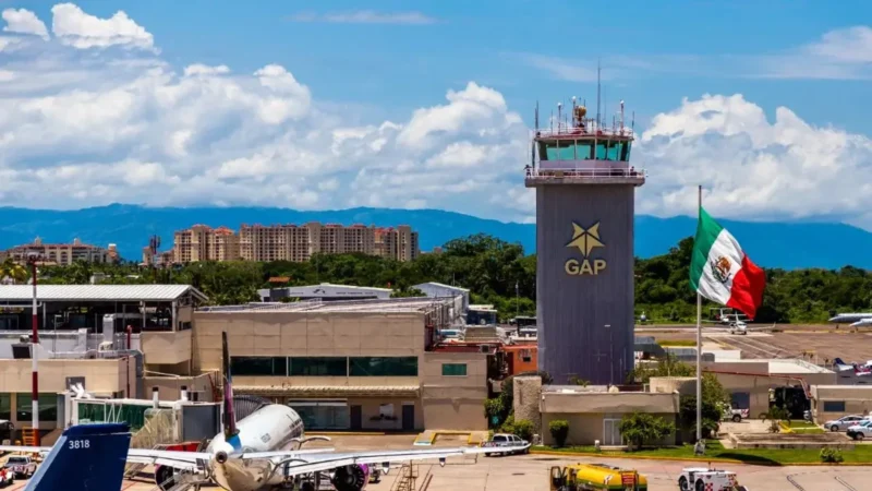 Huracán Simón obliga cierre del aeropuerto de Puerto Vallarta por fin de semana