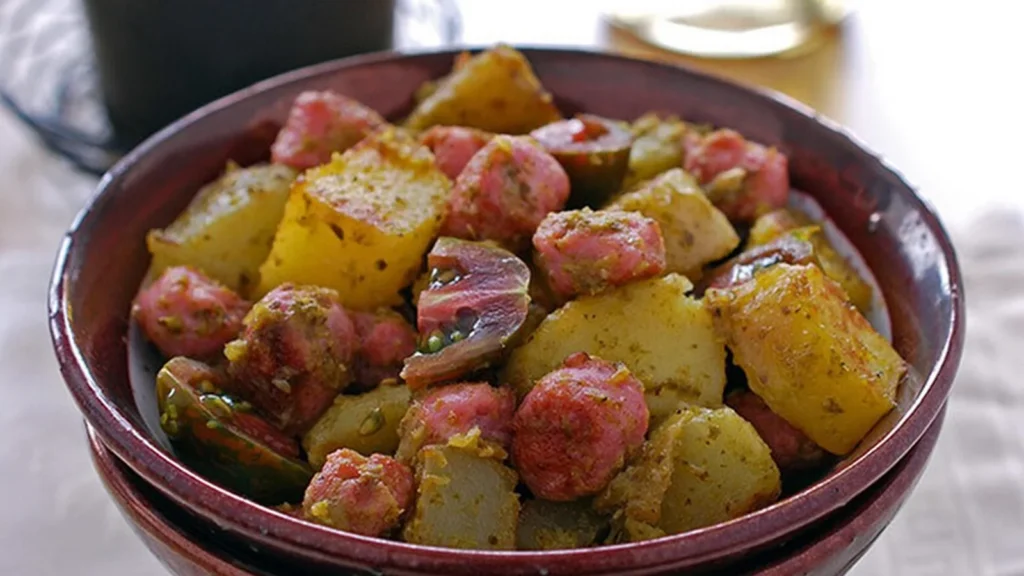 Ensalada de patatas con pesto y salchichas: la cena fácil que llega desde Alemania