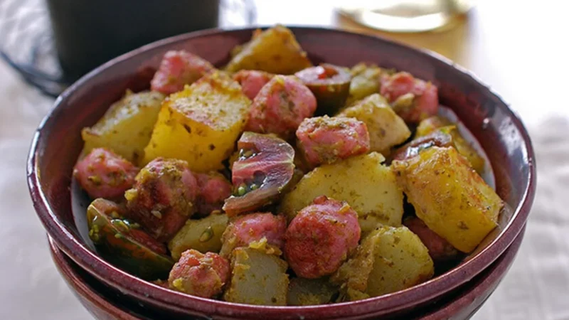 Ensalada de patatas con pesto y salchichas: la cena fácil que llega desde Alemania