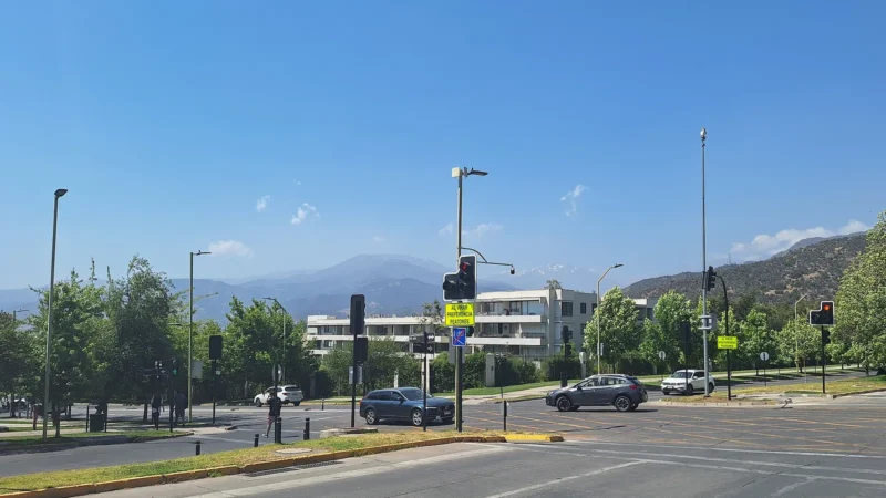 Aluvión en Las Condes: 21 colegios y jardines suspenden clases este martes