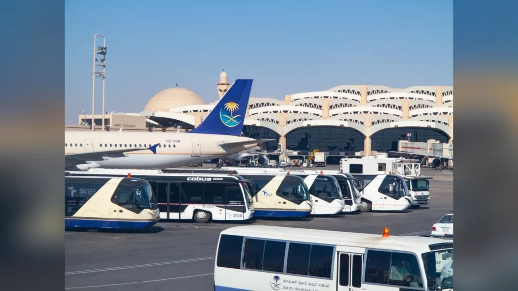 Ataques hutíes en Riad: cierre del aeropuerto se extiende y petróleo sube a US$106