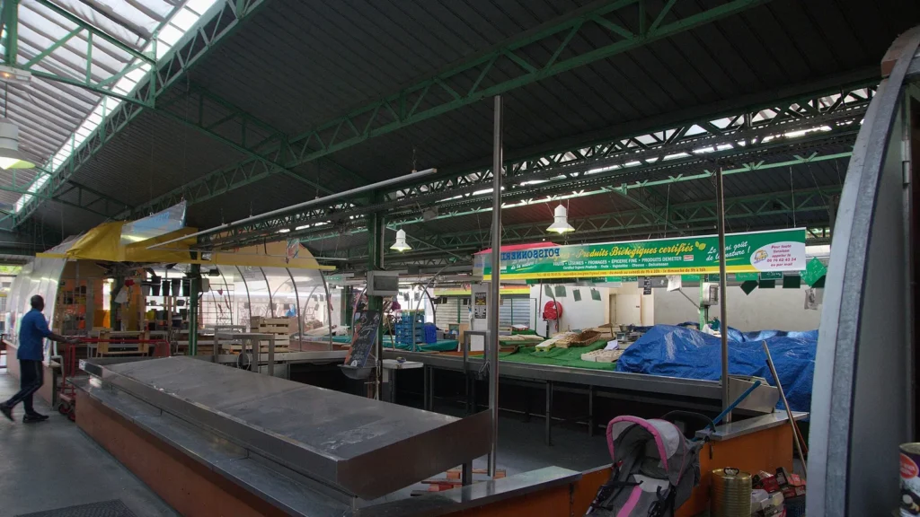 Mercado más antiguo de París arde por completo en incendio