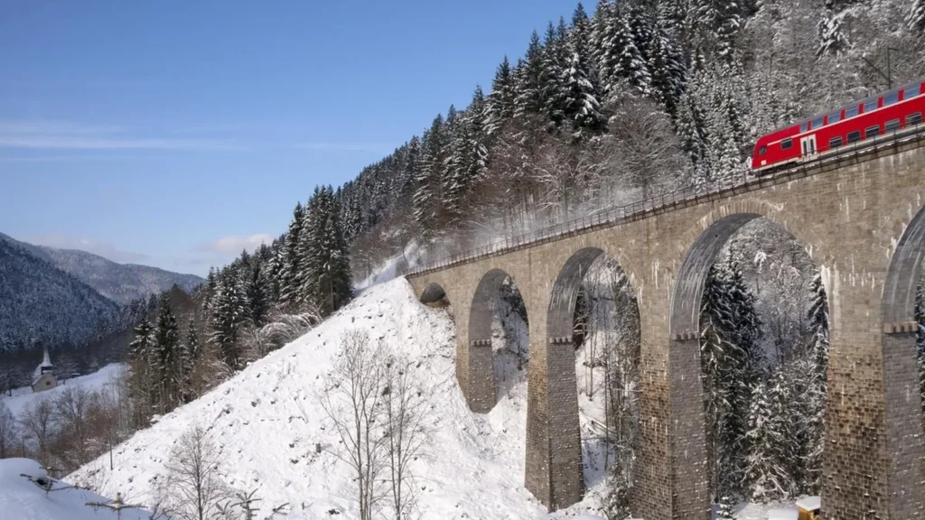 Mercado navideño bajo el viaducto del Valle del Infierno en Alemania
