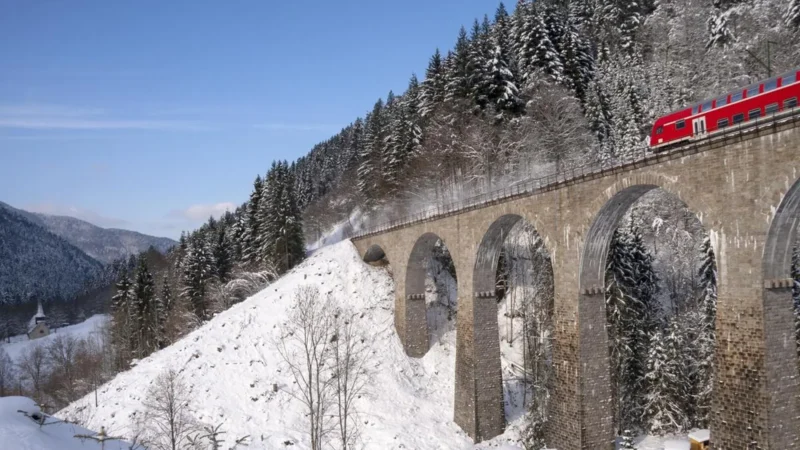Mercado navideño bajo el viaducto del Valle del Infierno en Alemania
