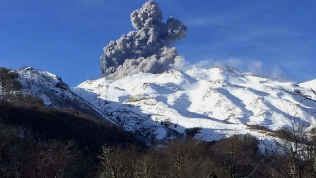 Volcán Nevados de Chillán: alerta amarilla y flujo de lava activo