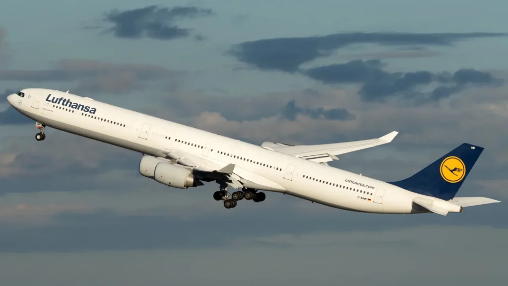 Lufthansa retira el Airbus A340-600: el avión con baños en escalera